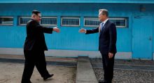Líder norte-coreano Kim Jong Un e presidente da Coreia do Sul, Moon Jae-in se cumprimentam