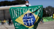 Manifestante com bandeira