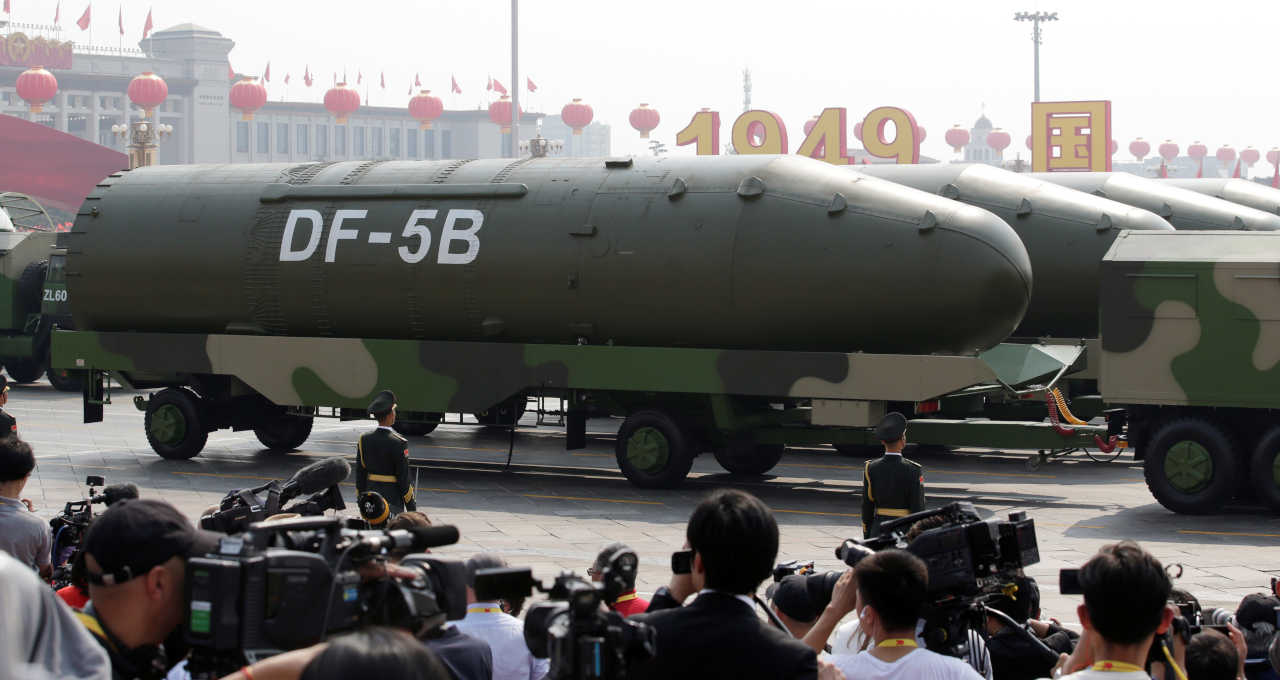 Veículos militares carregam míssil balístico intercontinental durante desfile na Praça da Paz Celestial em Pequim
