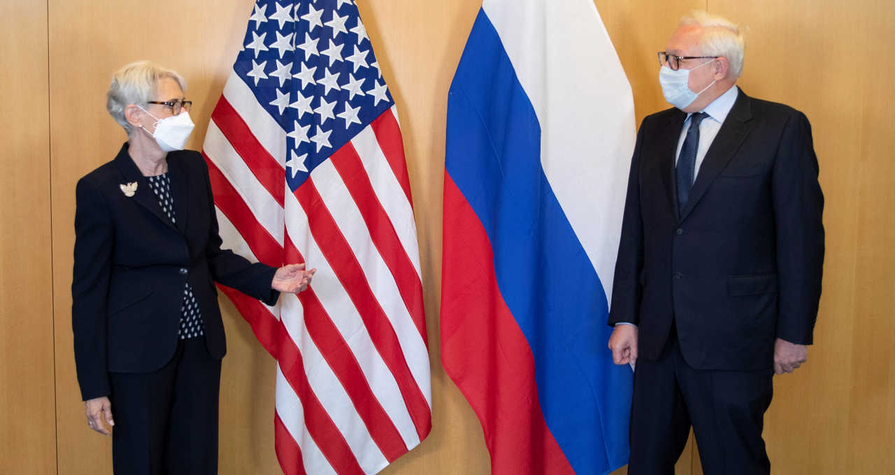 Vice-secretária de Estado dos EUA, Wendy Sherman, ao lado do vice-ministro russo das Relações Exteriores