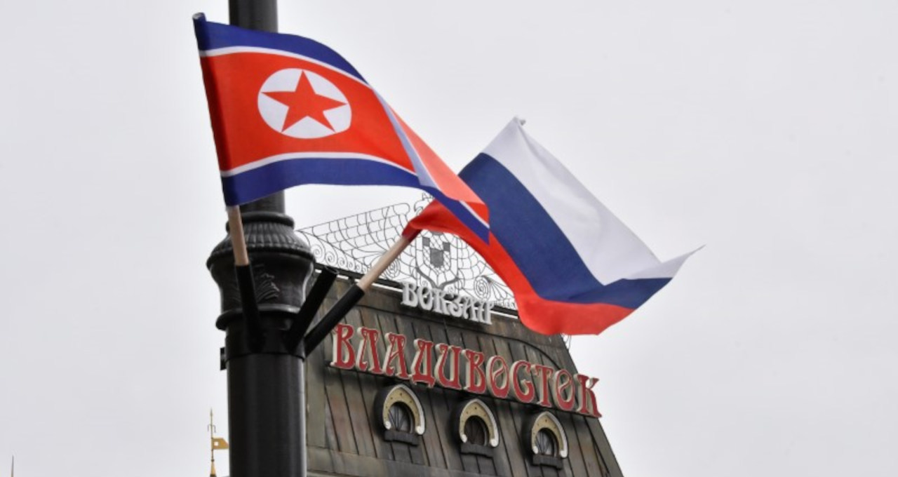 Bandeiras da Rússia e Coreia do Norte