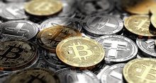 Conjunto de moedas que simbolizam criptomoedas, como o Bitcoin.