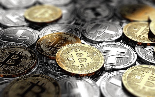 Conjunto de moedas que simbolizam criptomoedas, como o Bitcoin.