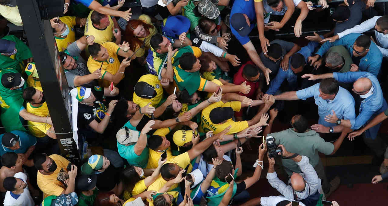 Presidente Jair Bolsonaro cumprimenta apoiadores durante ato em São Paulo