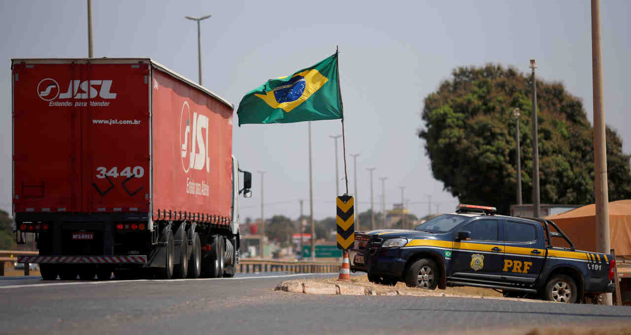 Viatura da Polícia Rodoviária Federal em posto de combustível na BR-040, em Valparaíso de Goiás, durante protesto de caminhoneiros