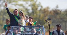 Bolsonaro se desloca para cerimônia pelo Dia da Independência, em Brasília, carro conduzido pelo ex-piloto Nelson Piquet