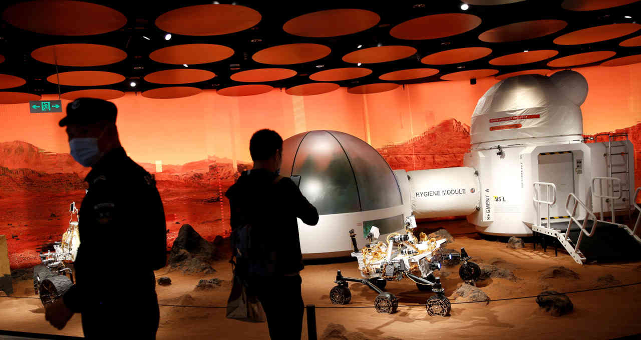 Pessoas visitam modelos de base em Marte e sonda em shopping de Pequim