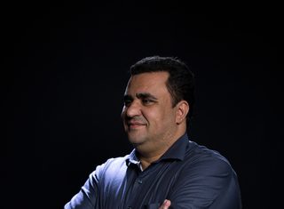 Trader Rogério Araújo posa em fundo escuro