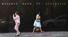 Duas mulheres caminham em frente à sede do banco central da Austrália, no centro de Sydney 06/02/2018
