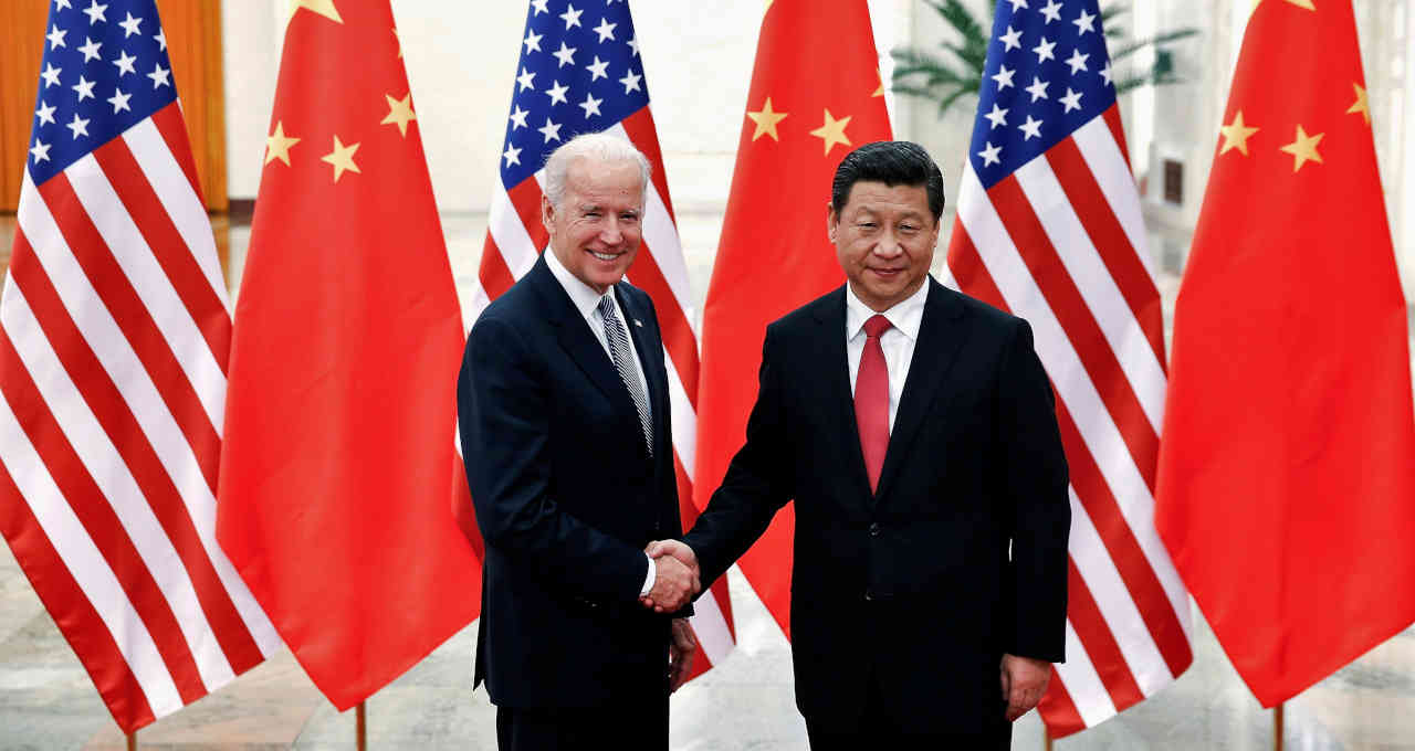 Joe Biden e Xi Jinping se cumprimentam durante encontro em Pequim em 2013 04/12/2013