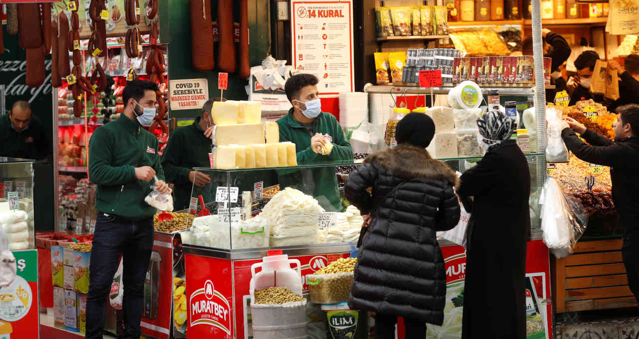 Consumidores fazem compras em mercado de Istanbul, Turquia