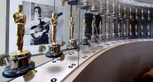 Oscars ganhos por filmes da MGM são exibidos no escritório dos estúdios, em Los Angeles
