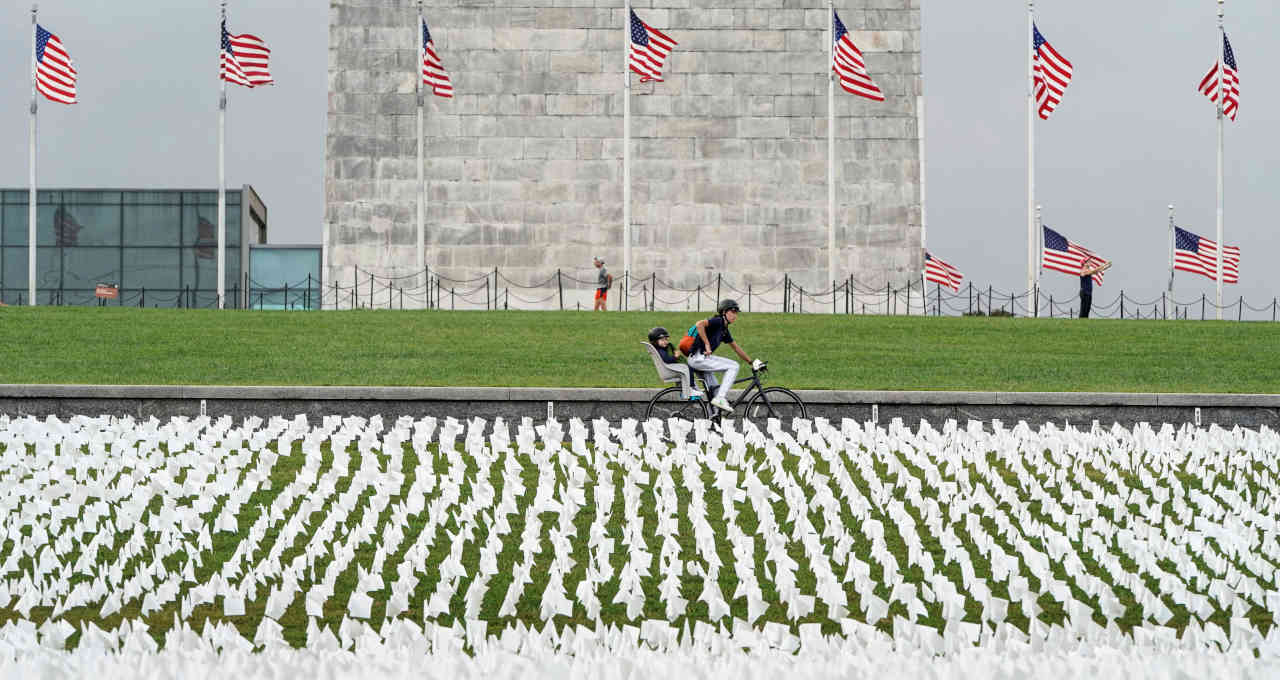 Bandeiras brancas representando vítimas da Covid-19 nos EUA na National Mall, em Washington