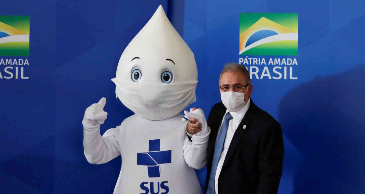 Ministro Marcelo Queiroga posa para foto ao lado do mascote Zé Gotinha