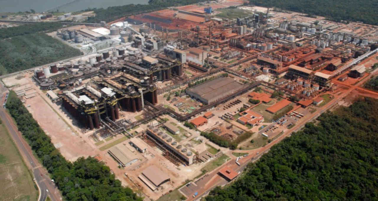 Vista aérea da refinaria de alumina Alunorte em Barcarena