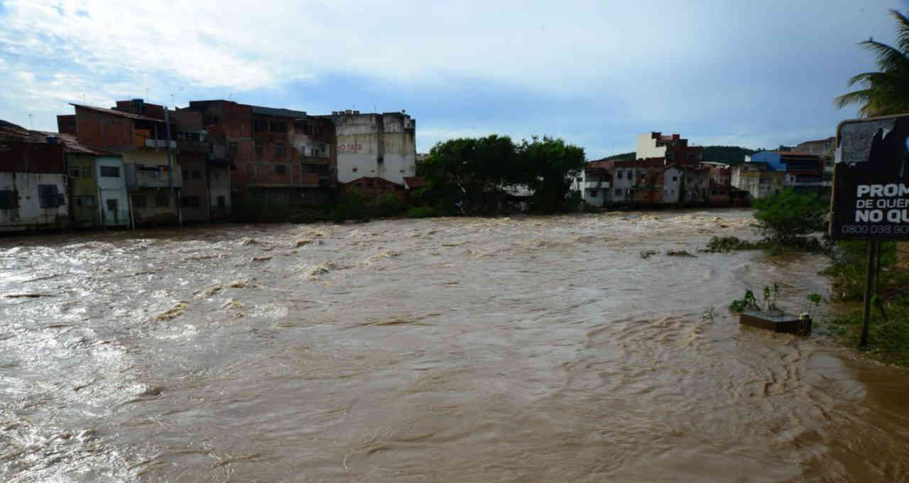 Cidade de Salinas, em Minas Gerais, é atingida por enchente