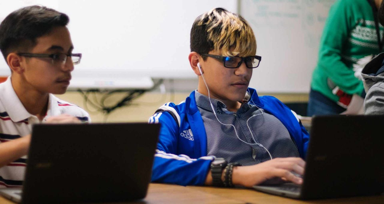 Jovens estudantes computador