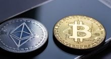moedas ethereum e bitcoin, lado a lado