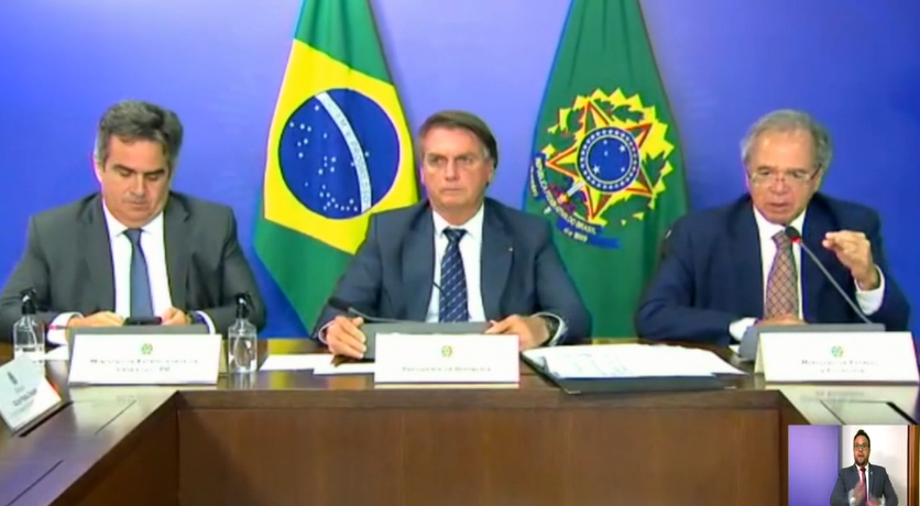 O presidente Bolsonaro teve os ministros Ciro Nogueira e Paulo Guedes ao seu lado