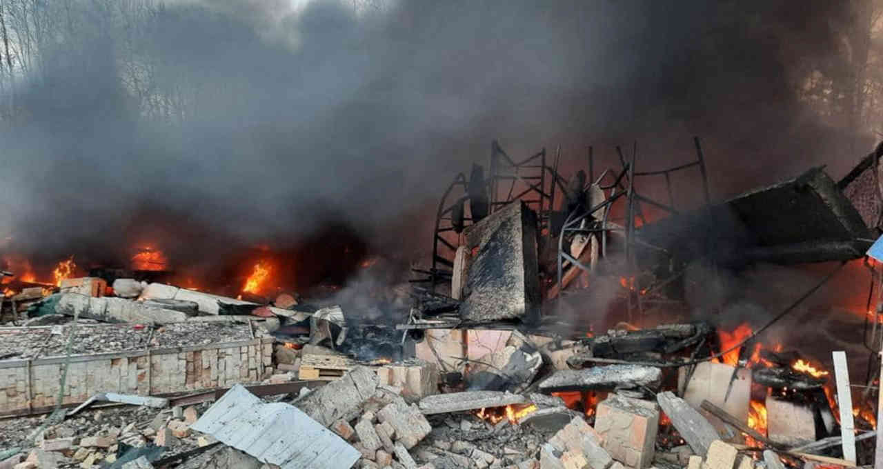 Vista de local do Serviço de Guarda de Fronteira do Estado ucraniano danificado por bombardeios na região de Kiev, capital da Ucrânia
