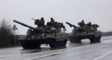 Tanques em Mariupol após o presidente da Rússia, Vladimir Putin, ordenar a invasão da Ucrânia