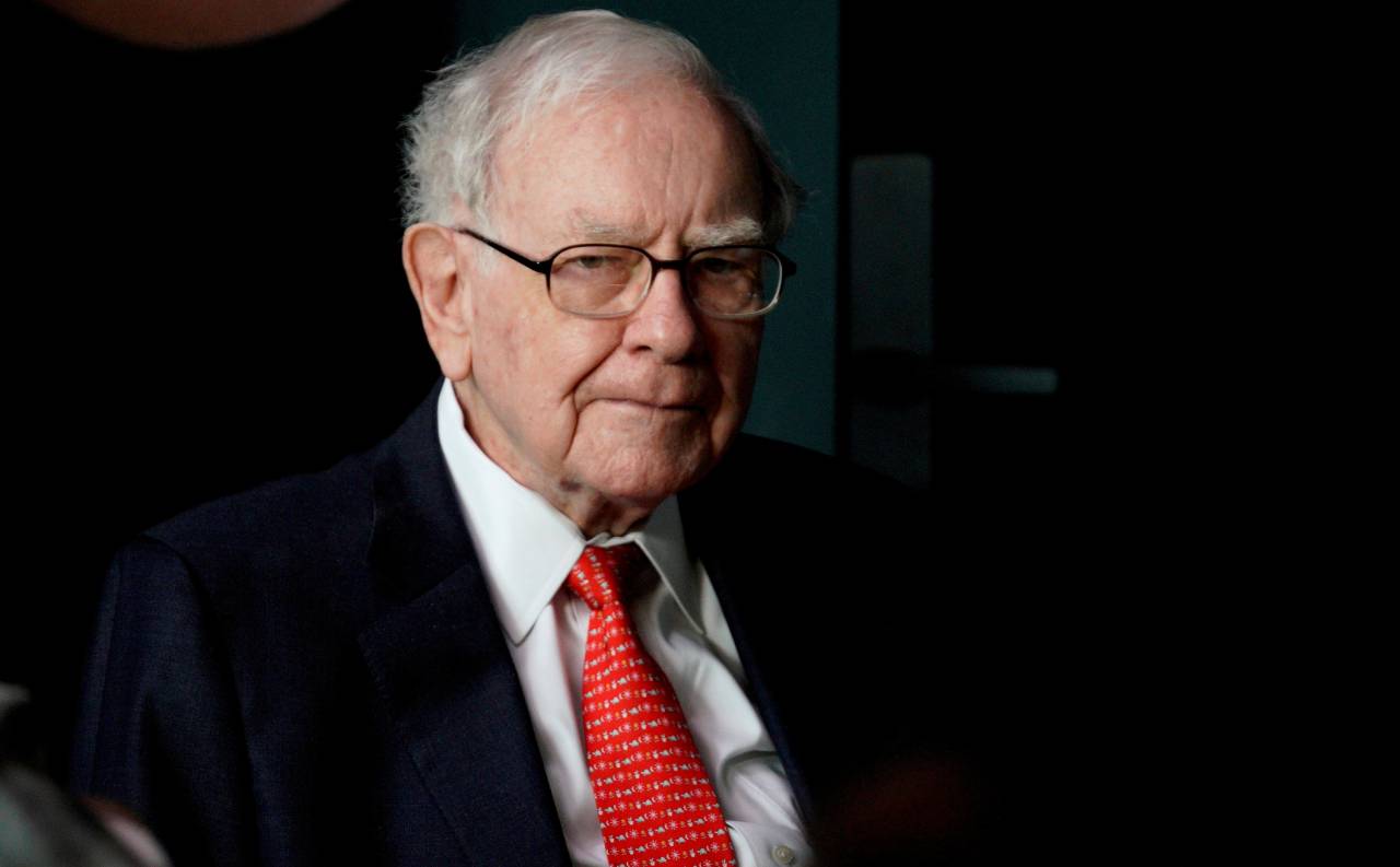 Warren Buffett investimentos ações comprar vender long short buy and hold empiricus