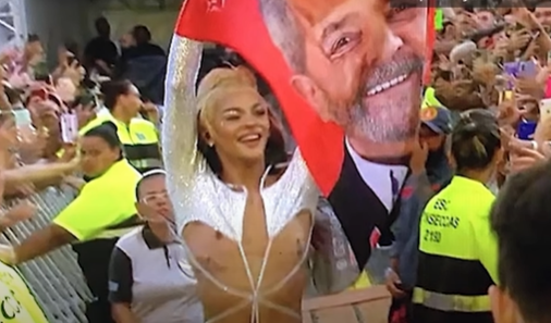 A cantora Pabllo Vittar ergueu uma toalha com o rosto do ex-presidente Lula (PT) (Multishow/Reprodução)