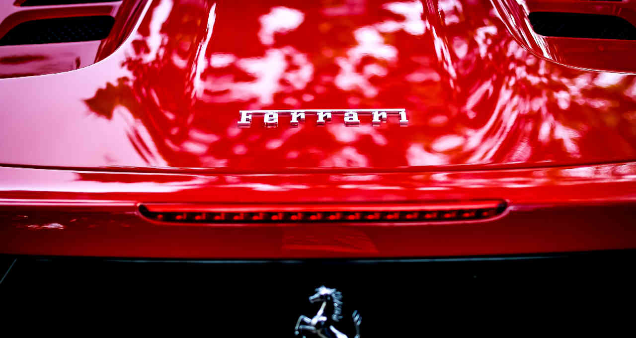 Ferrari carros de luxo milionários riqueza