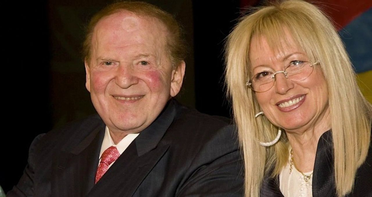 Miriam Adelson e seu falecido marido Sheldon Adelson. Ela ocupa a lista das pessoas mais ricas do mundo e está entre as dez mulheres com as maiores fortuna