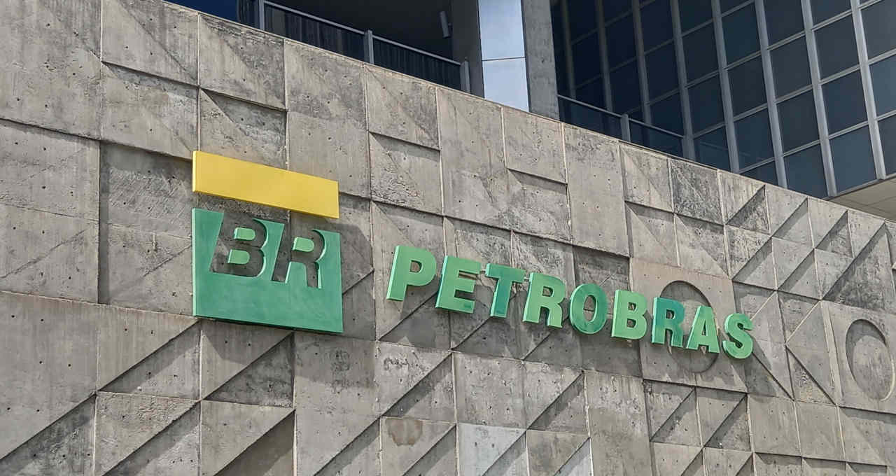 O que fazer com PETR4? Gasolina cara e investidores descontentes deixam Petrobras numa ‘sinuca de bico’