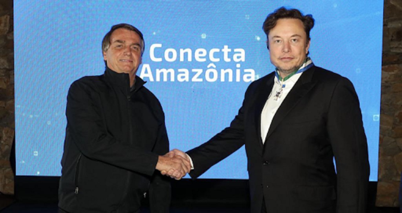 Jair Bolsonaro e Elon Musk apertam as mãos