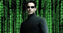 Neo, do filme Matrix, na frente de várias linhas de código