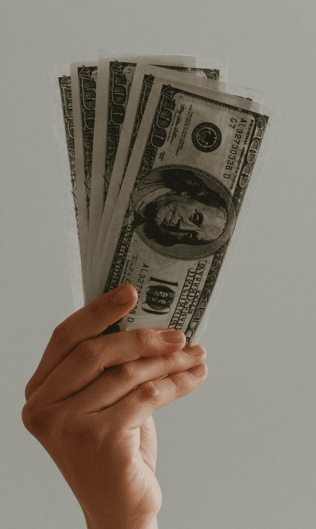 Mãos segurando notas de dólar