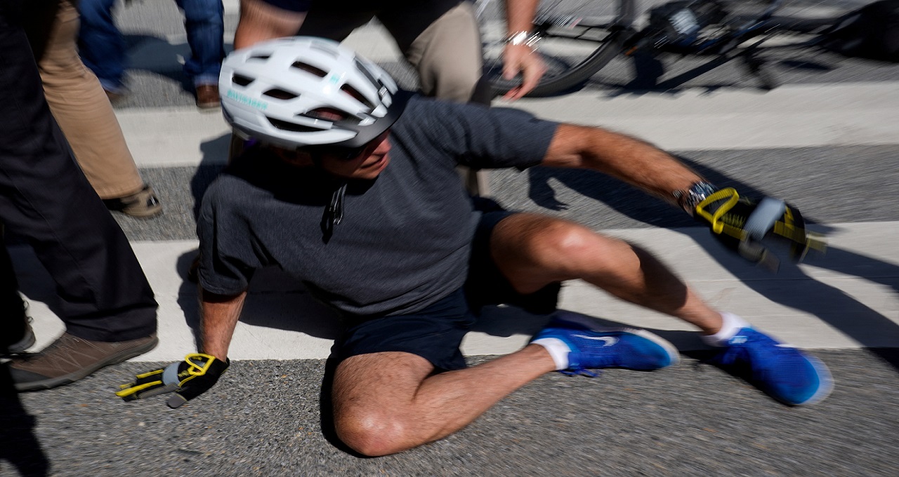 Biden cai da bicicleta em Rehoboth Beach, Delaware, EUA, 18 de junho de 2022.