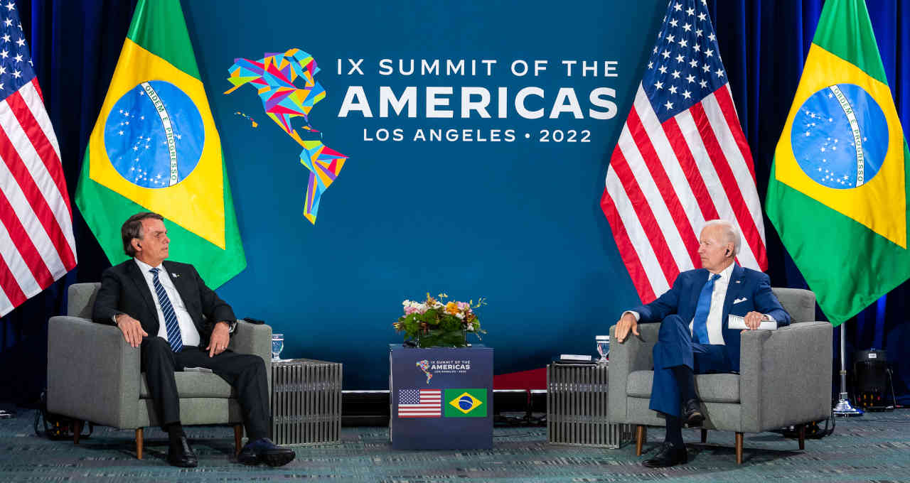 Presidente do Brasil, Jair Bolsonaro, e dos EUA, Joe Biden, encontram-se na Cúpula das Américas em junho de 2022