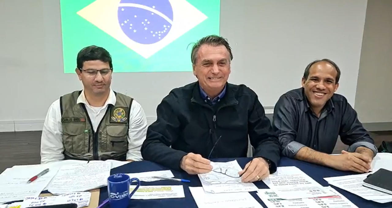 Bolsonaro diz ter exagerado ao falar que botaria cara no fogo por Ribeiro, mas defende ex-ministro