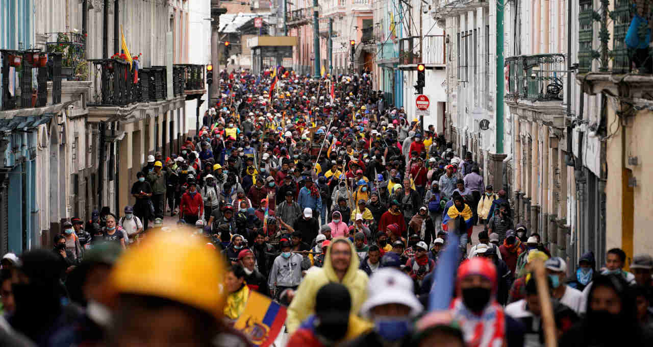 Protestos de indígenas no Equador em impasse com o governo, produção de petróleo cairá pela metade