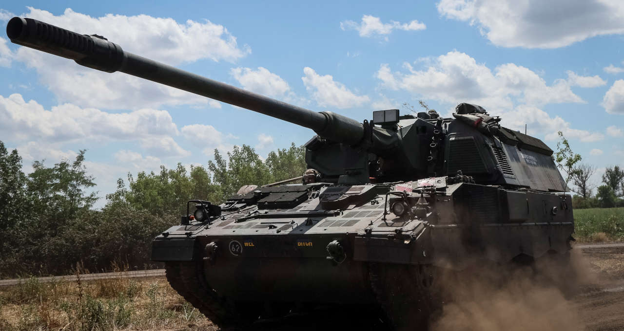 Militar ucraniano pilota tanque na região de Donbas