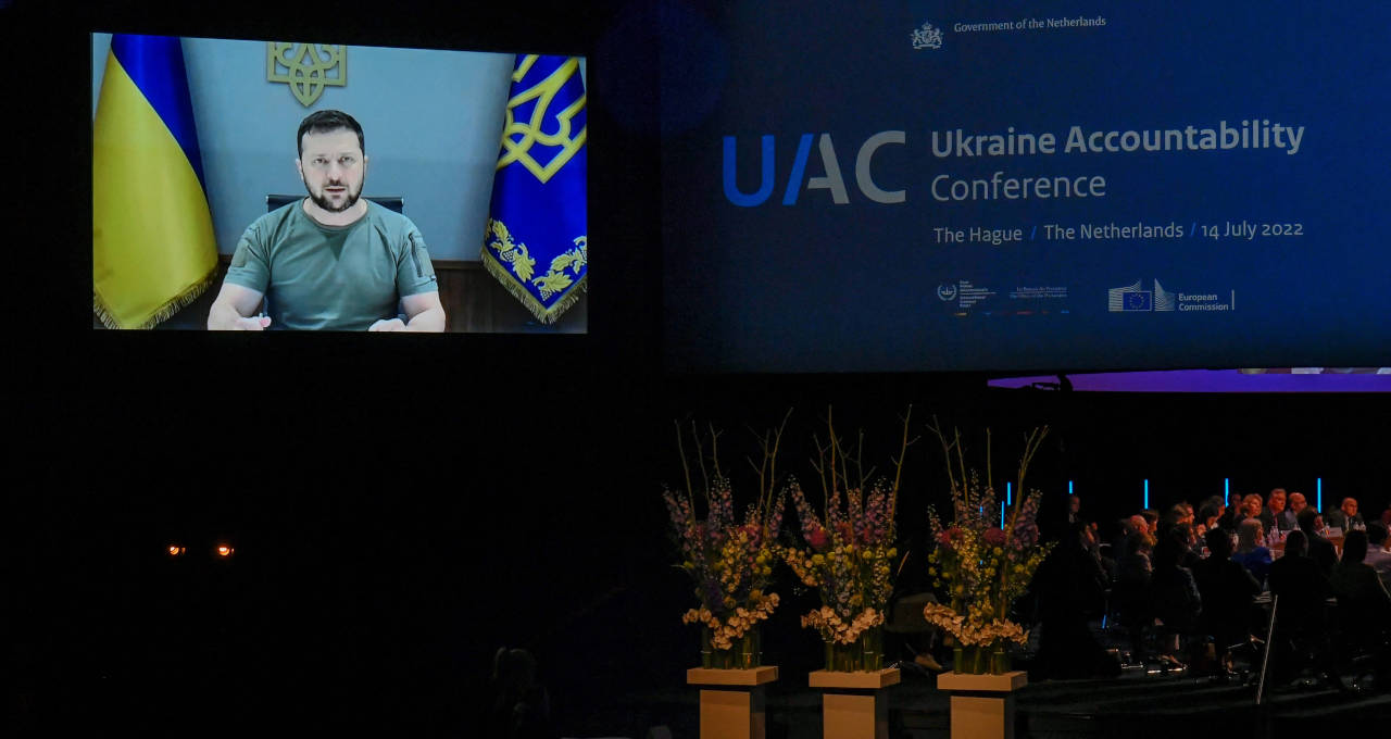 Presidente da Ucrânia, Volodymyr Zelenskiy, participa de conferência em Haia por vídeo