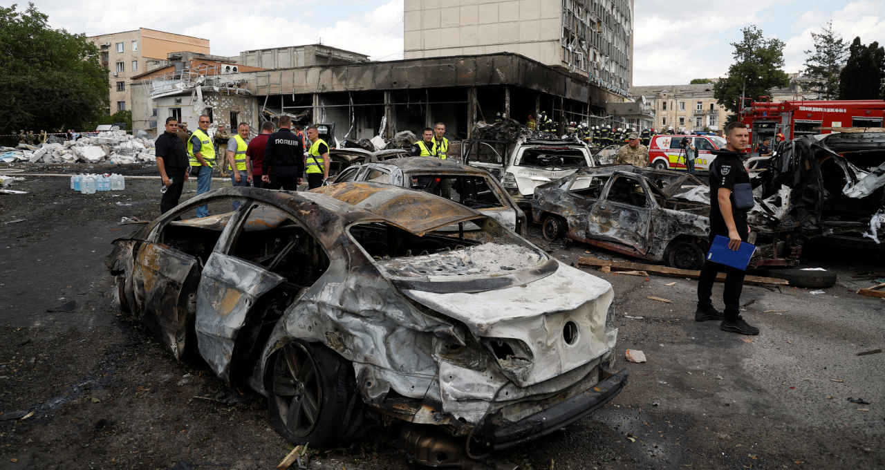 Carro e prédio danificados no local de um ataque militar russo em Vinnytsia, na Ucrânia