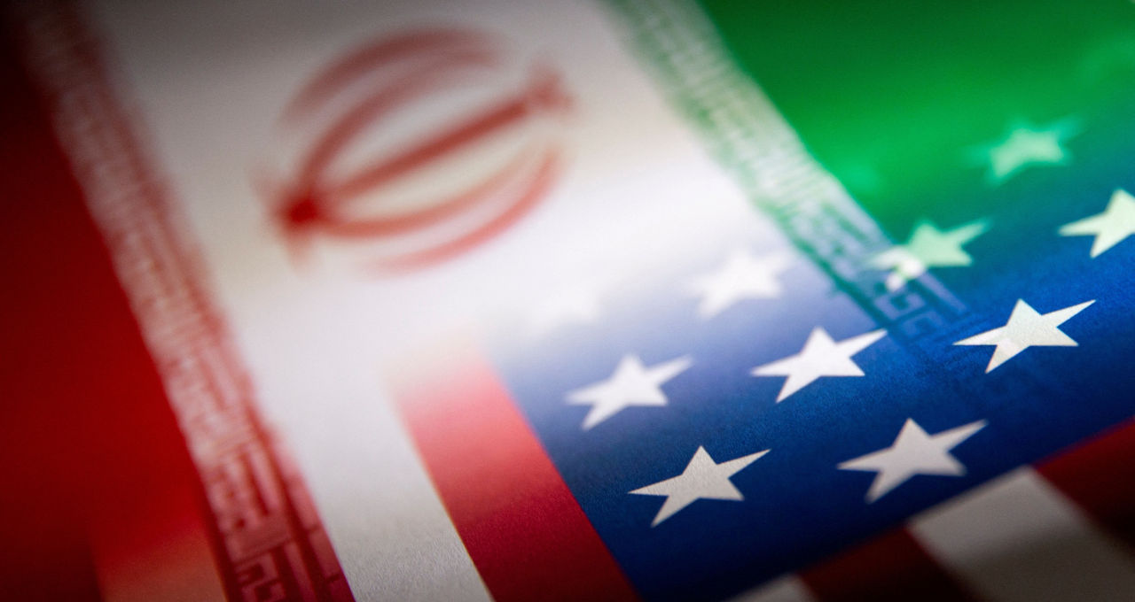 Bandeiras dos Estados Unidos e do Irã em foto de ilustração
