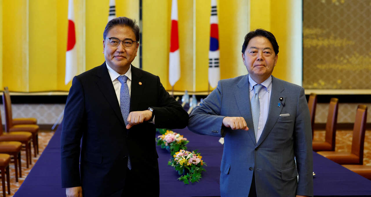 Ministro das Relações Exteriores, Park Jin, ao lado do ministro das Relações Exteriores do Japão, Yoshimasa Hayashi, durante reuniõ em Tóquio