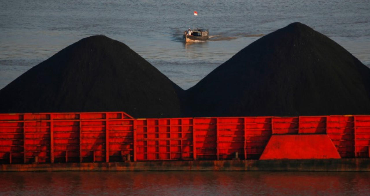 Barcaças com carvão