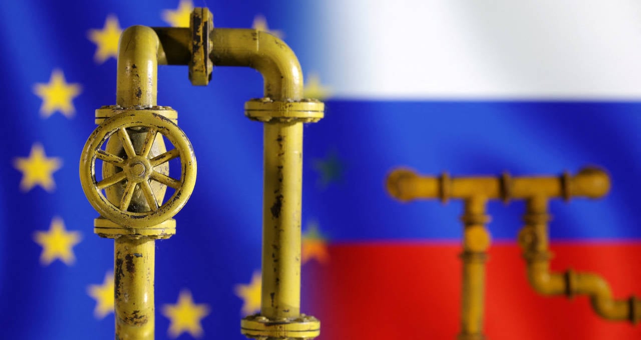 Dutos de gás natural à frente de bandeiras da União Europeia e da Rússia em foto de ilustração