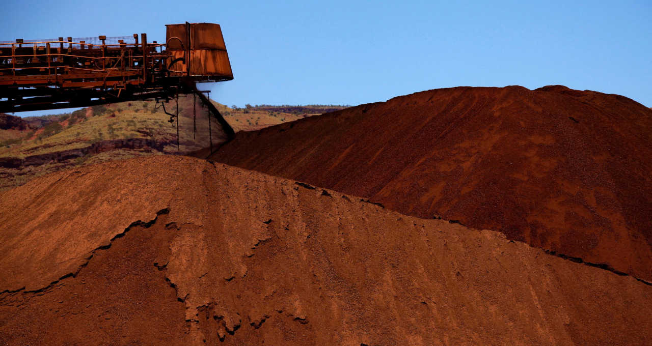 Um empilhador descarrega minério de ferro em uma pilha em uma mina localizada na região de Pilbara, na Austrália Ocidental