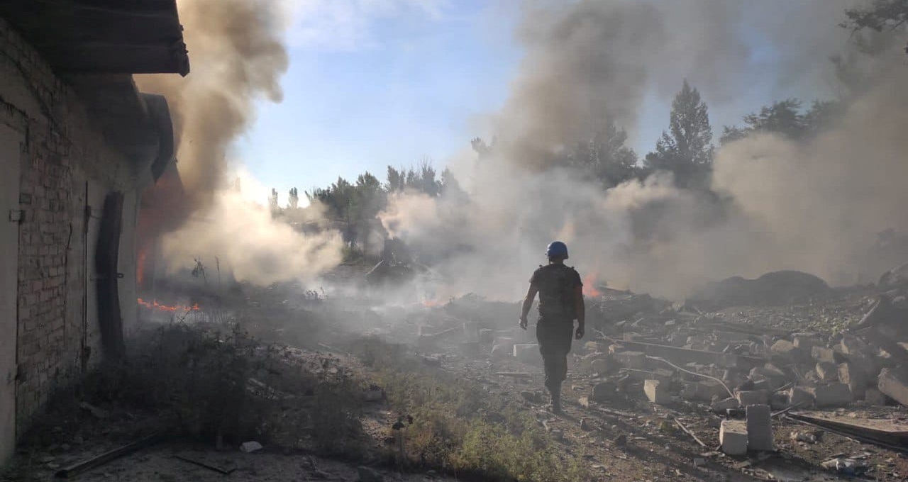 Membro de equipe de resgate caminha entrev escombros de área residencial destruída por ataque militar russo na região ucraniana de Donetsk