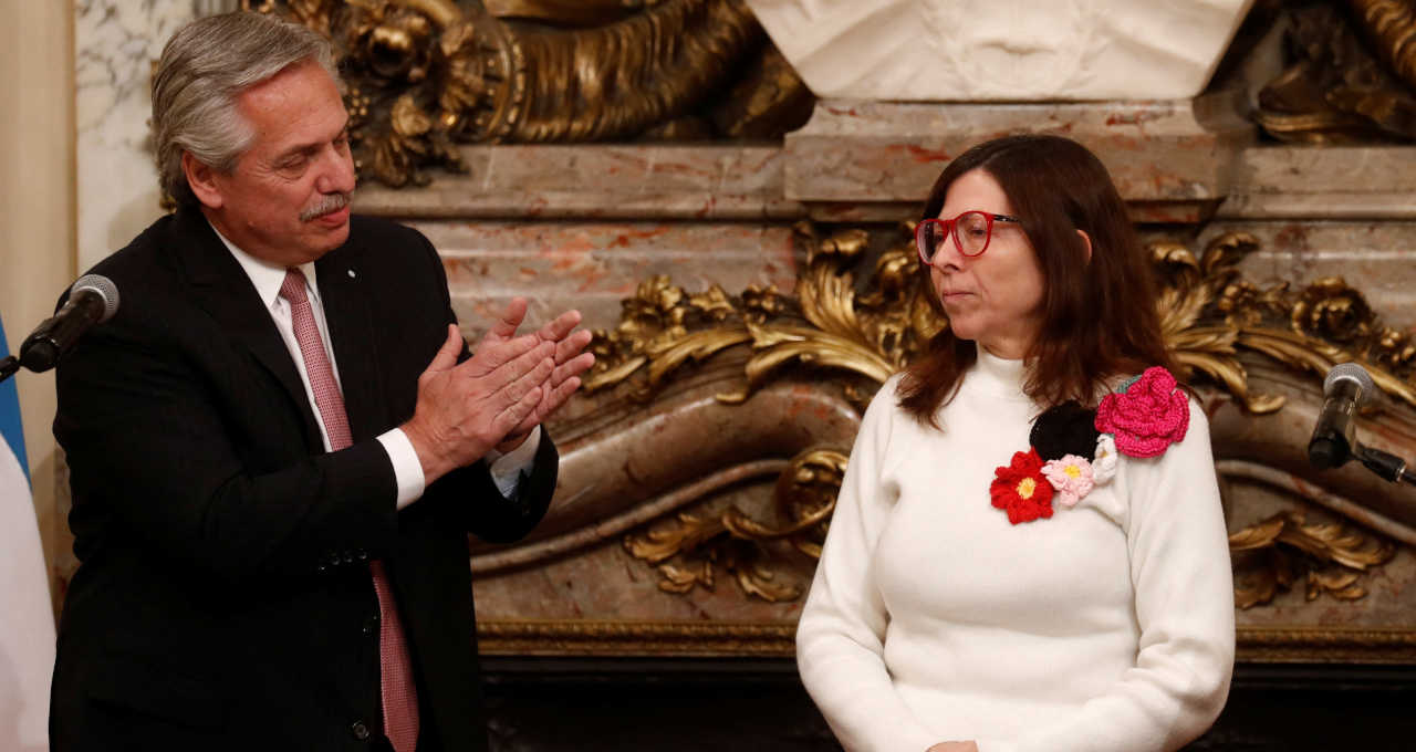 Alberto Fernández, ao lado da nova ministra da Economia da Argentina, Silvina Batak