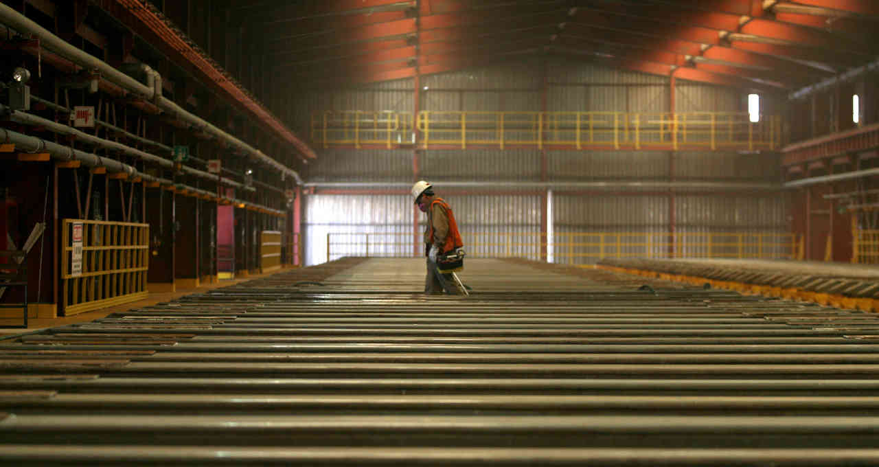 Um trabalhador supervisiona uma fábrica de cátodos BHP perto de Antofagasta, Chile