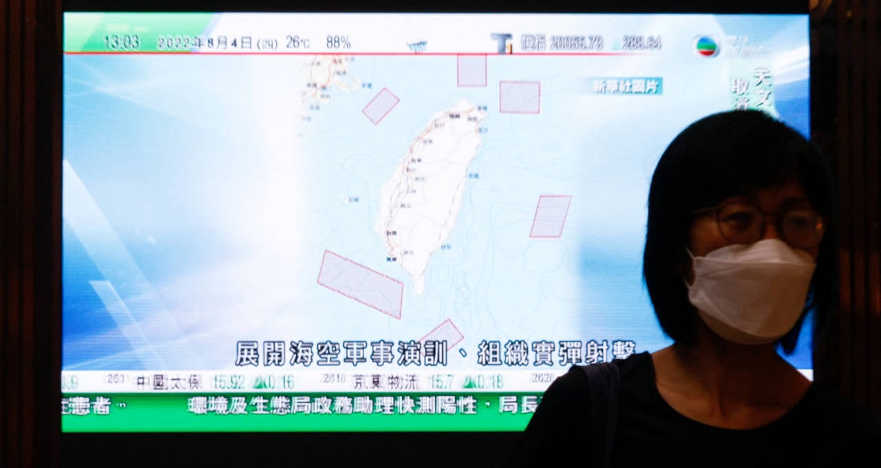 Tela de televisão mostra mapa com localizações dos exercícios militares do Exército de Libertação Popular da China no entorno de Taiwan, em Hong Kong