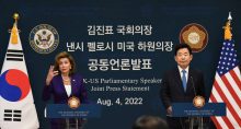 Presidente da Câmara dos Deputados dos EUA, Nancy Pelosi, e o presidente da Assembleia Nacional da Coreia do Sul, Kim Jin-pyo, dão entrevista coletiva